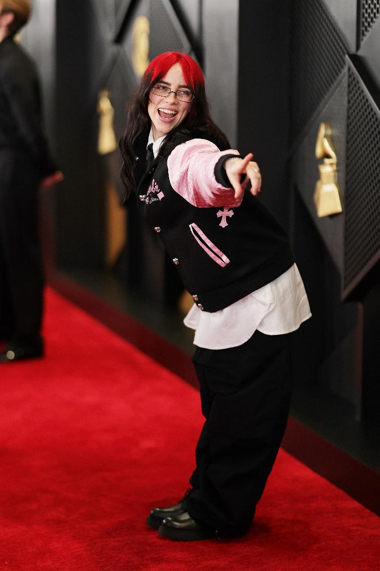 Billie Eilish de cabelo bicolor e look oversize chega ao Grammy, onde também se apresenta
