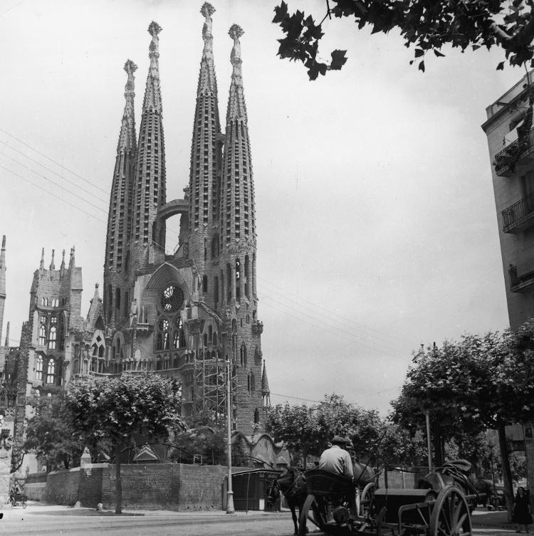 O Templo Expiatório da Sagrada Família em 1954