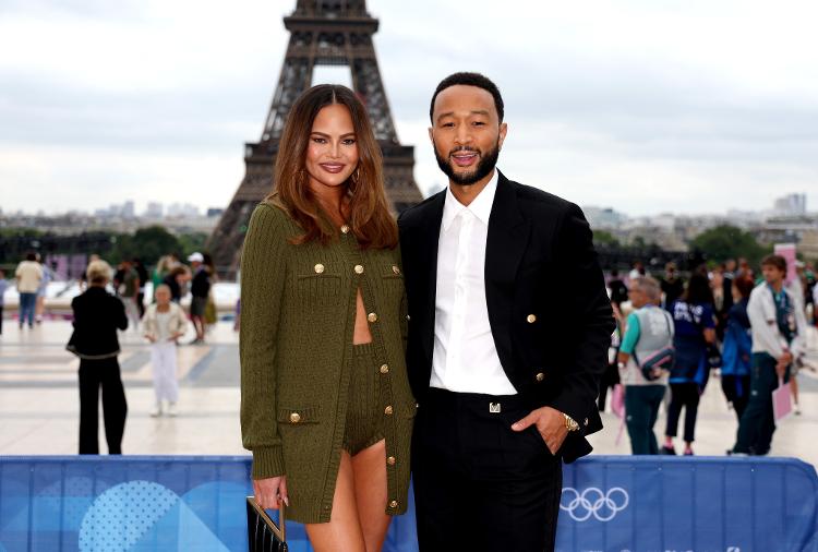 John Legend e a esposa Chrissy Teigen na abertura dos Jogos Olímpicos de Paris