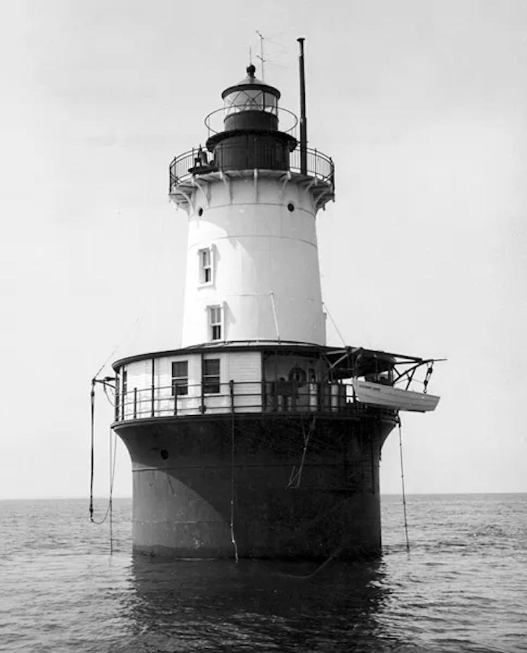 O farol da ilha Hooper em 1961, quando serviço de monitoramento costeiro foi automatizado O farol da ilha Hooper em 1961, quando serviço de monitoramento costeiro foi automatizado