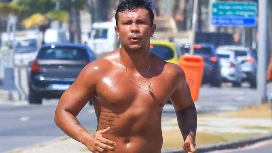 Xamã corre na orla da Barra da Tijuca - AgNews