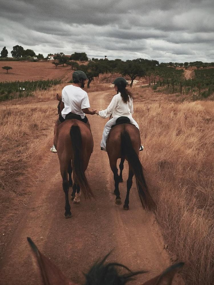 Caio Castro andando a cavalo com Vitória Bohn em Portugal