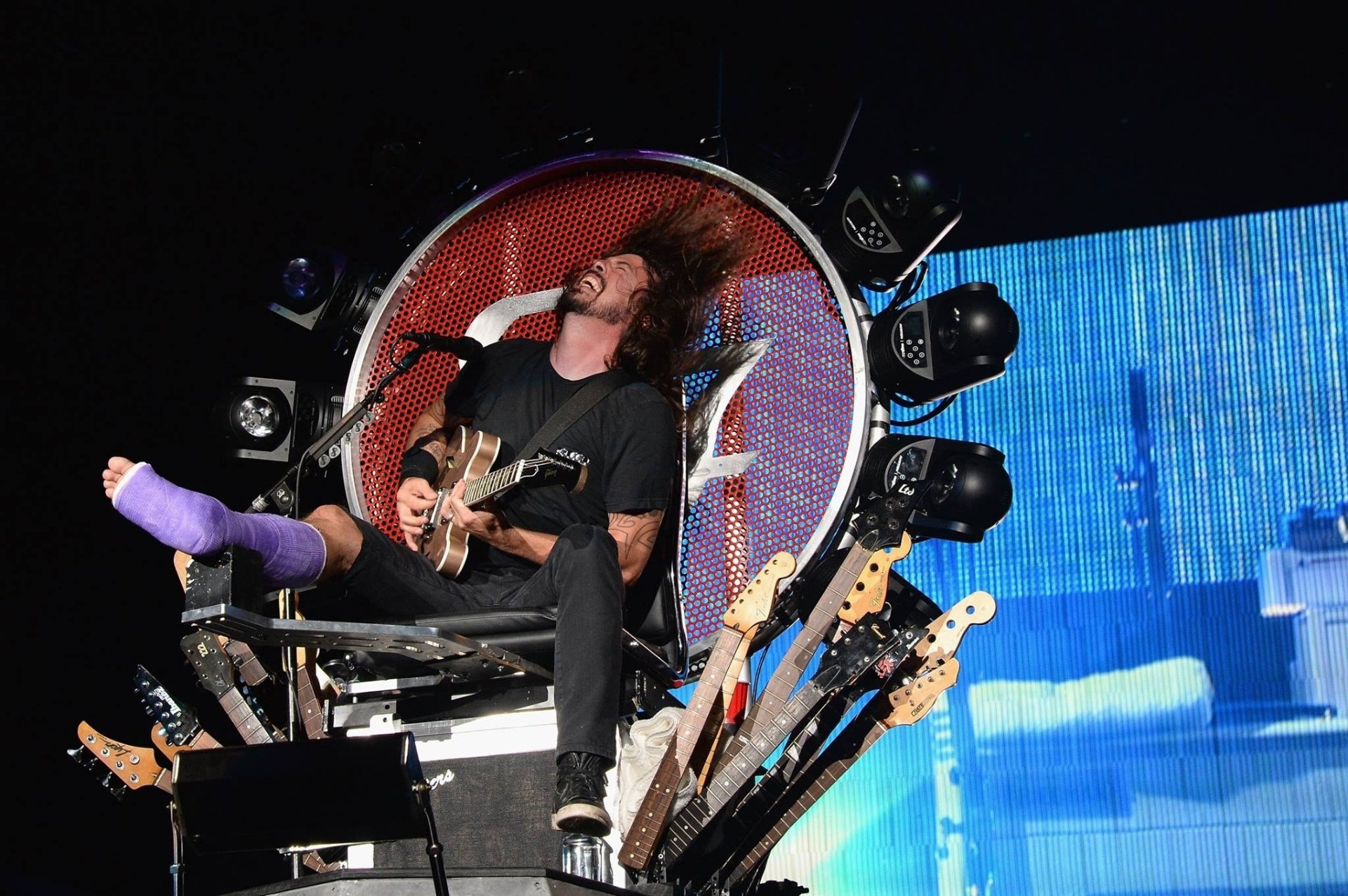 4.jul.2015 - Rei do rock: Foo Fighters fez show em Washington a là "Game of Thrones". Ainda com a perna machucada, Dave Grohl subiu ao palco e tocou durante mais de duas horas sentado em um trono gigante -- com iluminação e todas suas guitarras à sua disposição - Kevin Mazur/Divulgação