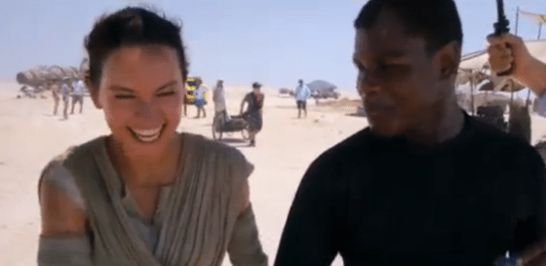 Rey (Daisy Ridley) e Finn (John Boyega) em "Star Wars: O Despertar da Força" - Reprodução