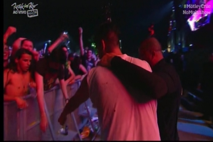 18.set.2015 - O baixista do Mötley Crüe, Nikki Sixx, deu o seu baixo para um integrante da platéia ao fim do show do grupo - Reprodução