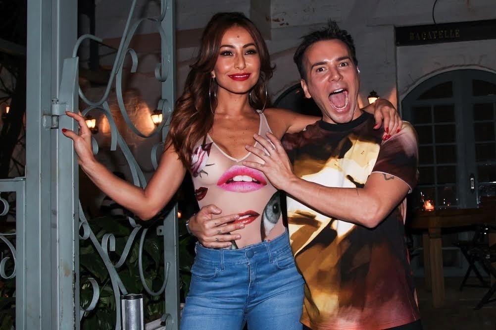 23.set.2015 - Após ganhar um beijo técnico de Iris Stefanelli, theus Mazzafera 'pegou' no seio de Sabrina Sato em sua festa de aniversário de 34 anos, que aconteceu na noite de quarta-feira, em São Paulo - Manuela Scarpa/Photo Rio News