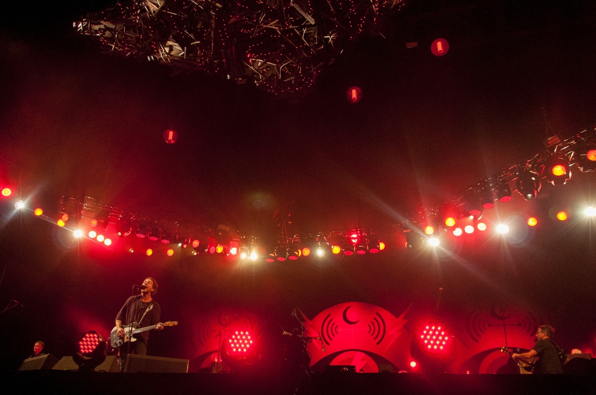 11.nov.2015 - Na noite desta quarta-feira, a banda Pearl Jam se apresentou em Porto Alegre pela terceira vez. O show aconteceu na Arena do Grêmio - Nede Losina /UOL