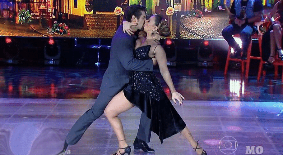 6.dez.2015 - Viviane Araújo e o professor Marcelo Grangeiro se beijam durante a "Dança dos Famosos". A dupla registrou a maior pontuação e cada um levou para casa um carro 0 km como prêmio da competição - Reprodução/TV Globo