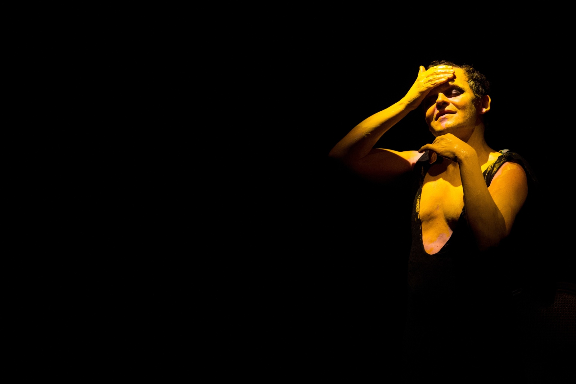 Matheus Nachtergaele recita textos de sua mãe, Maria Cecília Nachtergaele, falecida em 1968, no espetáculo "Processo de Conscerto do Desejo" - Divulgação/Marcos Hermes