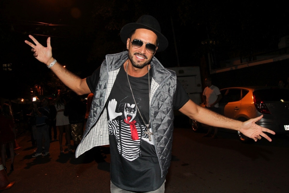 7.mar.2016 - Latino posa para fotos ao chegar para o aniversário de 20 anos de Rafaella Santos, irmã de Neymar, em São Paulo - Francisco Cepeda/AgNews