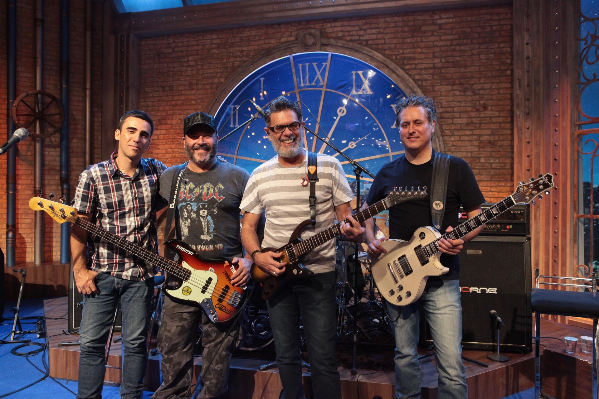 7.mar.2016 - O baterista Bacalhau, o baixista Mingau, o vocalista Roger e o guitarrista Marcos Kleine, da banda Ultraje a Rigor, no novo cenário do "The Noite" - Leonardo Nones/SBT