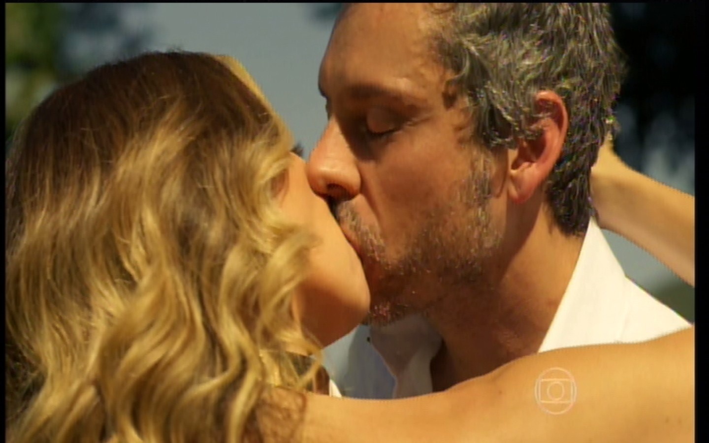 10.mar.2016 - Atena (Giovanna Antonelli) beija Romero (Alexandre Nero) no casamento dos bandidos em "A Regra do Jogo" - Reprodução/Globo