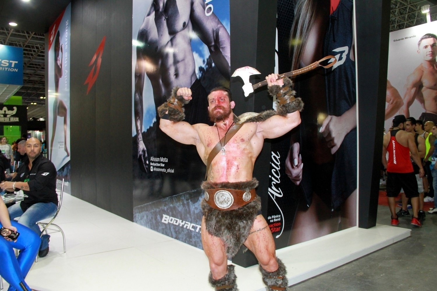 Um grupo de pessoas se apresentou fantasiado na feira "Arnold Classic Brasil", na Barra da Tijuca, no Rio de Janeiro - Graça Paes/Brazil News