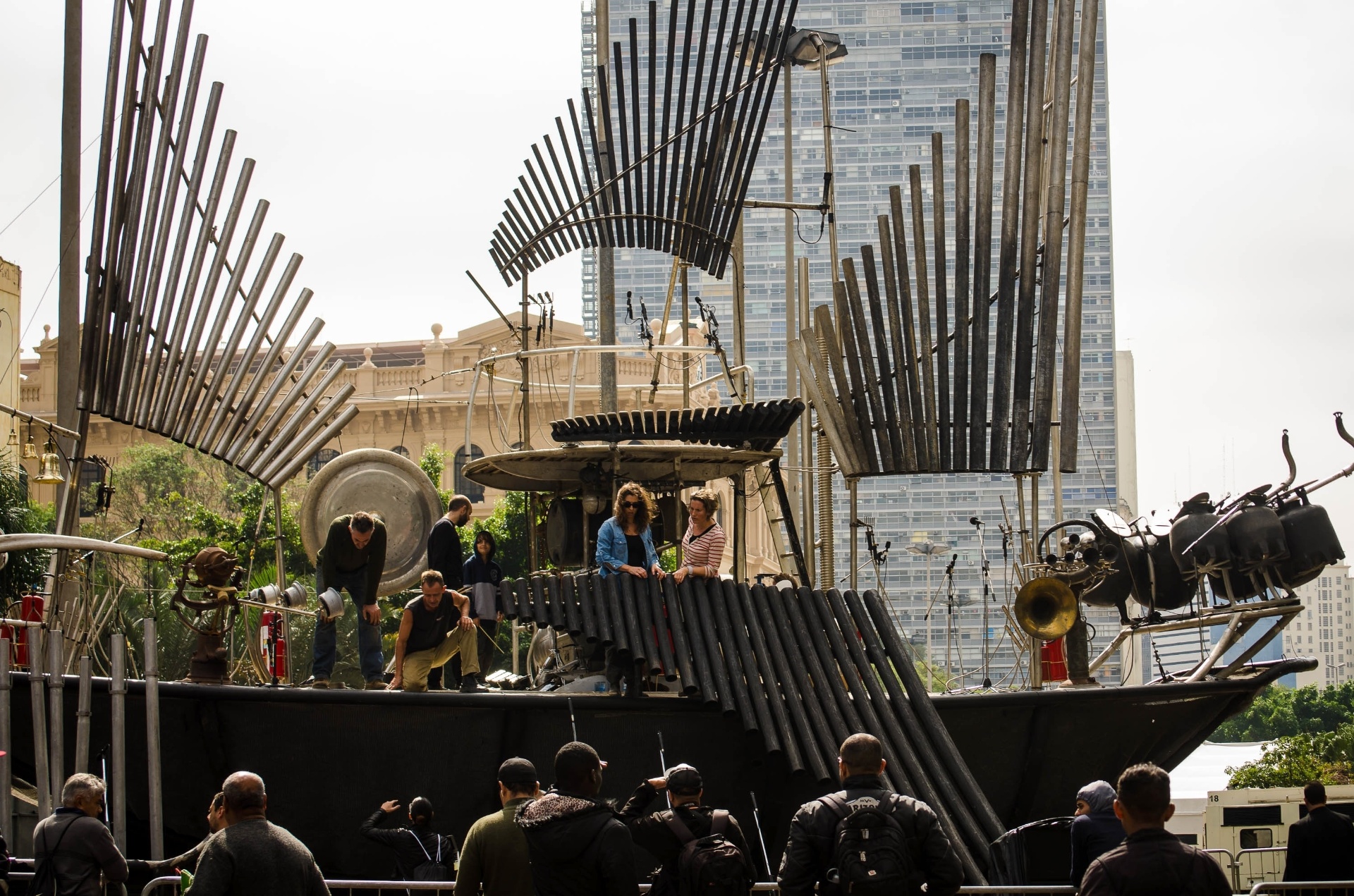 20.mai.2016 - Ensaio do grupo Pyrophone Juggernaut, no Vale do Anhangabaú, em São Paulo (SP), nesta sexta-feira (20). O instrumento é o maior órgão de fogo multi-oitavado do mundo e tem 10 metros de altura. O grupo se apresenta no palco dos Musicais durante a Virada Cultural 2016 - Rogério Cavalheiro/Futura Press