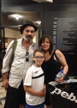 16.jul.2016 - O professor Rui Moura com sua mulher, Celma Silva, e o seu filho, Francisco - Adriana de Barros /UOL - Adriana de Barros /UOL