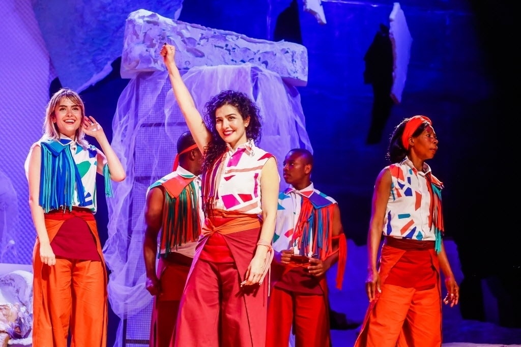 5.ago.2016 - A atriz Letícia Sabatella se apresentou nesta sexta-feira (5) ao lado de doze imigrantes haitianos e um palestino na peça "Haiti Somos Nós", na Galeria Olido, centro de São Paulo. Completam o elenco de atores profissionais Maria Casadevall, Pascoal da Conceição, Henrique Mello e Breno da Matta - Edson Lopes Jr. /UOL