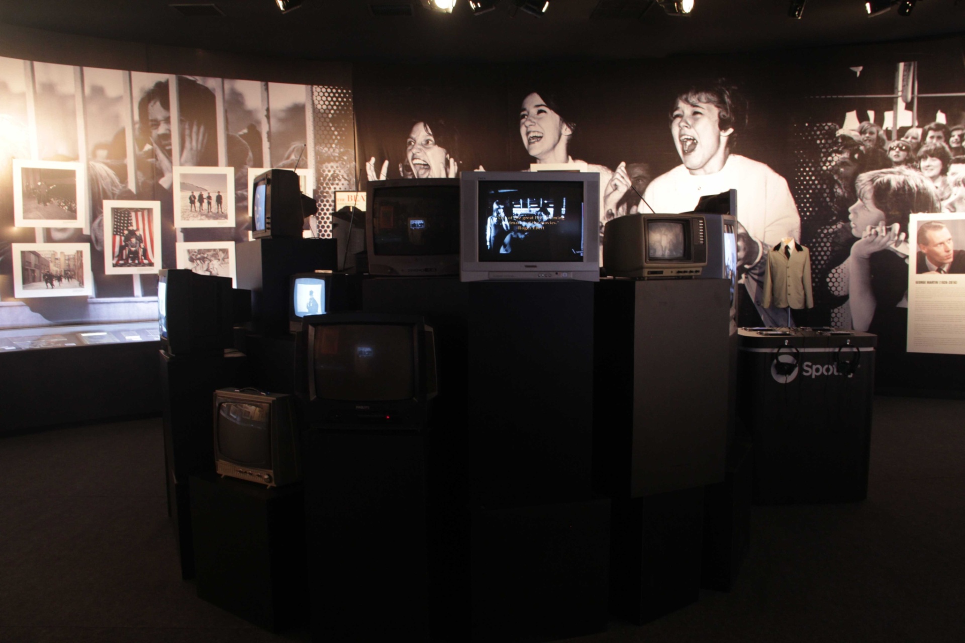 Réplicas de roupas e instrumentos, memorabilia, capas de revistas e jornais da época, além de muitas fotos inéditas estão na Beatlemania Experience - Divulgação