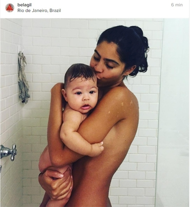 27.set.15- Bela Gil toma banho de chuveiro com o filho Nino, que completa quatro meses: "Sempre tomamos banho juntos, é uma hora de chamego delicioso...", escreveu a apresentadora que também é mãe de Flor, 7 anos - Reprodução/Instagram