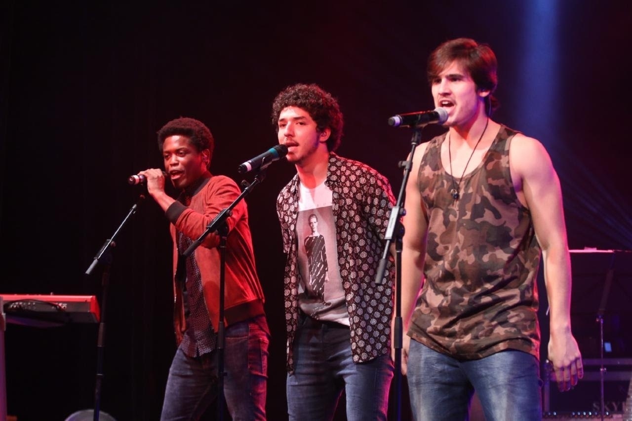 31.out.2016 - Maicon Rodrigues, João Vitor Silva, Nicolas Prattes cantam na festa de lançamento da novela "Rock Story". Os atores são integrantes de uma banda na trama - AgNews