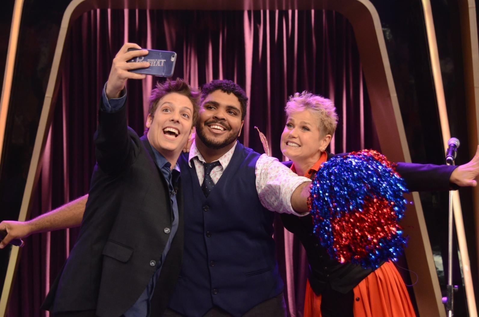 Xuxa se diverte ao lado de Fabio Porchat e do humorista Paulo Vieira no talk show do apresentador - Antonio Chahestian/Record TV