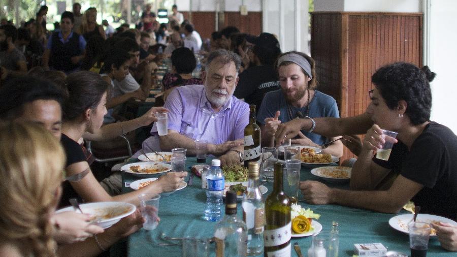 O cineasta Francis Ford Coppola almoça com alunos da EICTV, a "ilha cinematográfica" de Cuba - REUTERS/Alexandre Meneghini