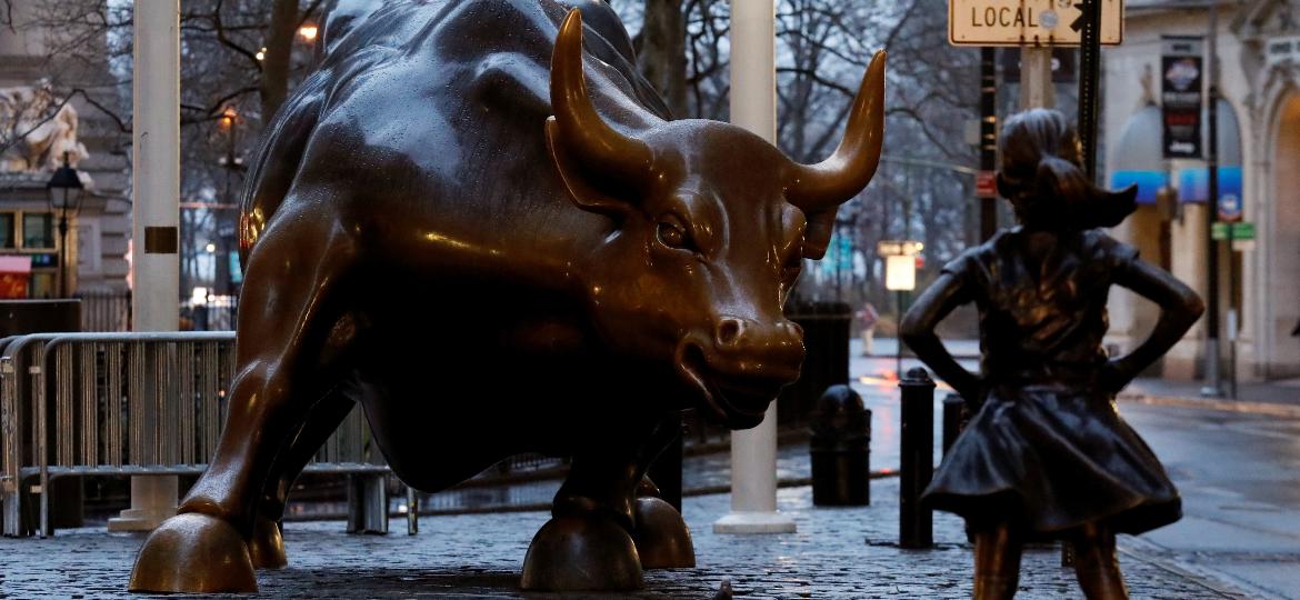 Uma estátua de uma garotinha encarando o touro de Wall Street foi instalada em Nova York em celebração ao Dia Internacional da Mulher - Brendan McDermid/Reuters