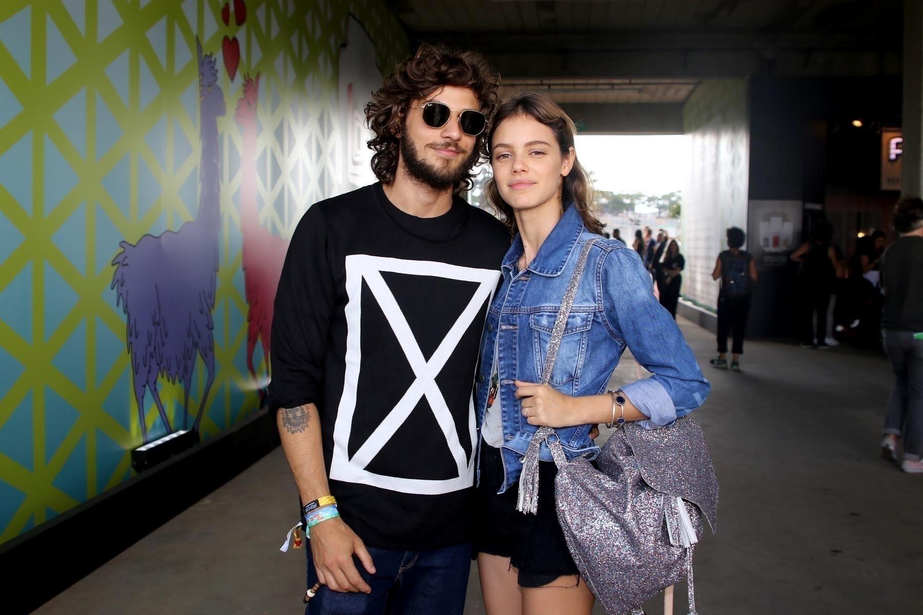 O casal de atores Chay Suede e Laura Neiva curtem juntos o festival no Autódromo de Interlagos - Thiago Duran/AgNews