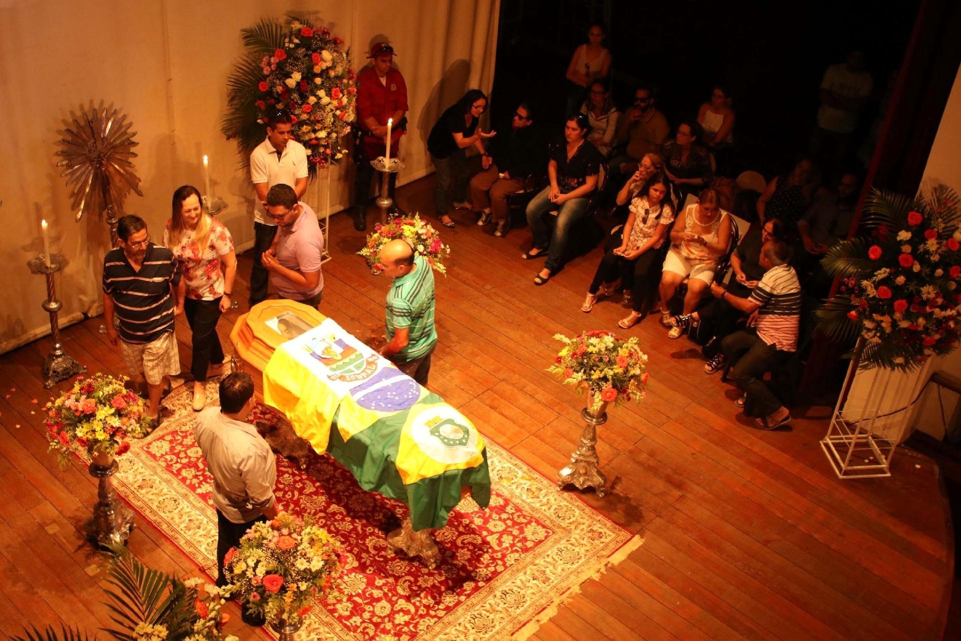 Amigos e familiares se despedem de Belchior no teatro São João, em sua cidade natal, em Sobral (CE) - Wellington Macedo/Futura Press/Estadão Conteúdo
