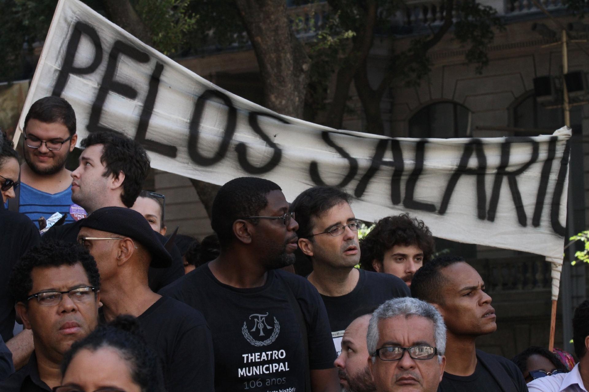 Funcionários do Theatro Municipal do Rio protestam pela falta de pagamento de salários pelo Governo do Estado, na Cinelândia no nesta terça (9) - Clever Felix/Brazil Photo Press/Folhapress
