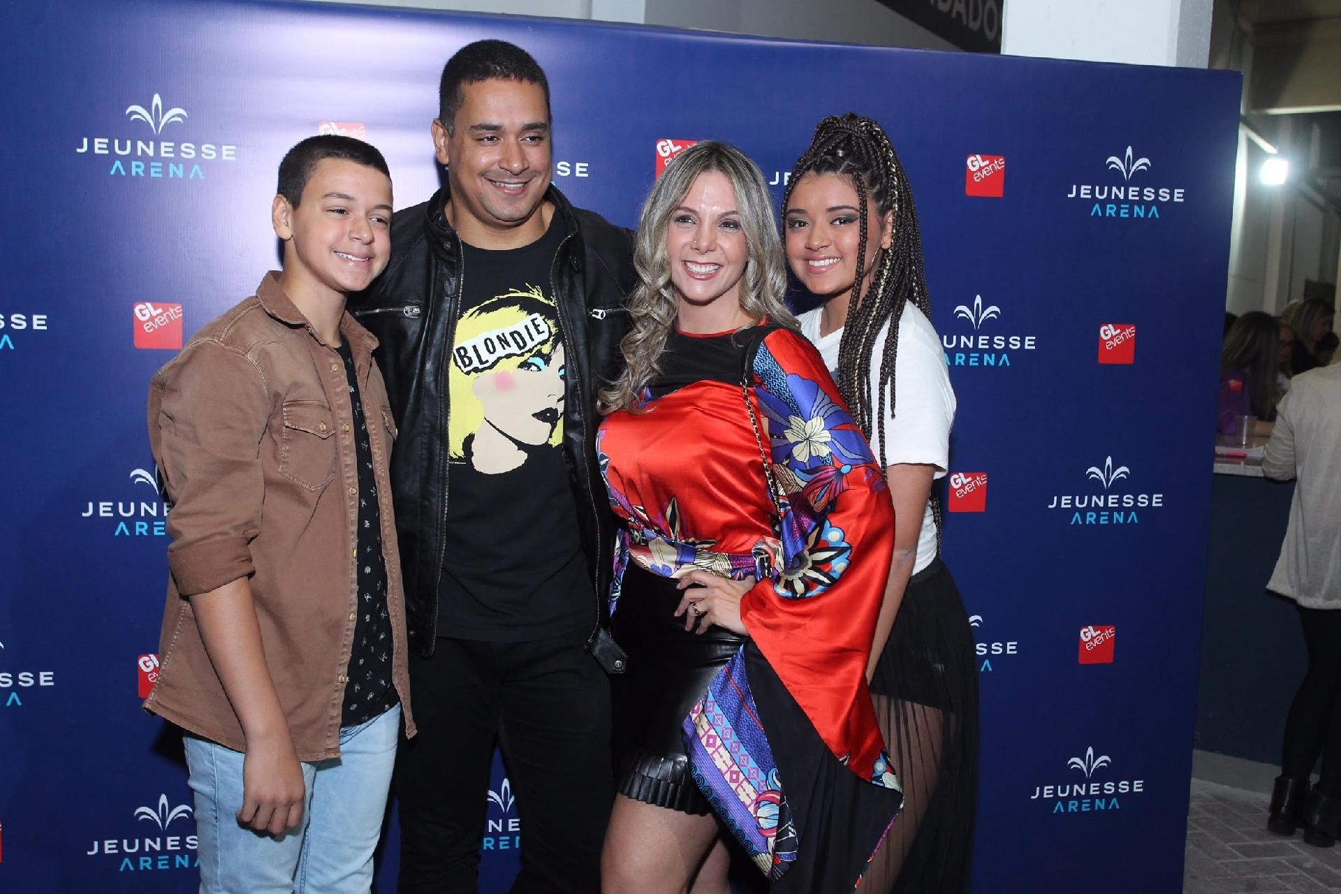 Carla Perez e Xanddy levam os filhos Camilly Victória e Victor Alexandre, ao show de Ariana Grande nesta quinta-feira (29), na Jeunesse Arena, no Rio de Janeiro - Marcello Sá Barretto/AgNews