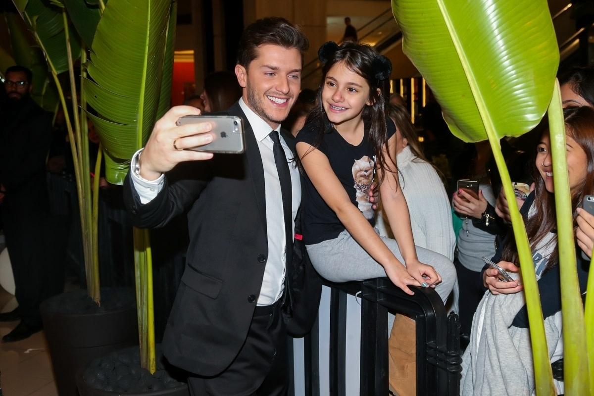 Klebber Toledo tira foto com fã mirim em evento realizado em shopping na cidade de São Paulo - Manuela Scarpa/Brazil News
