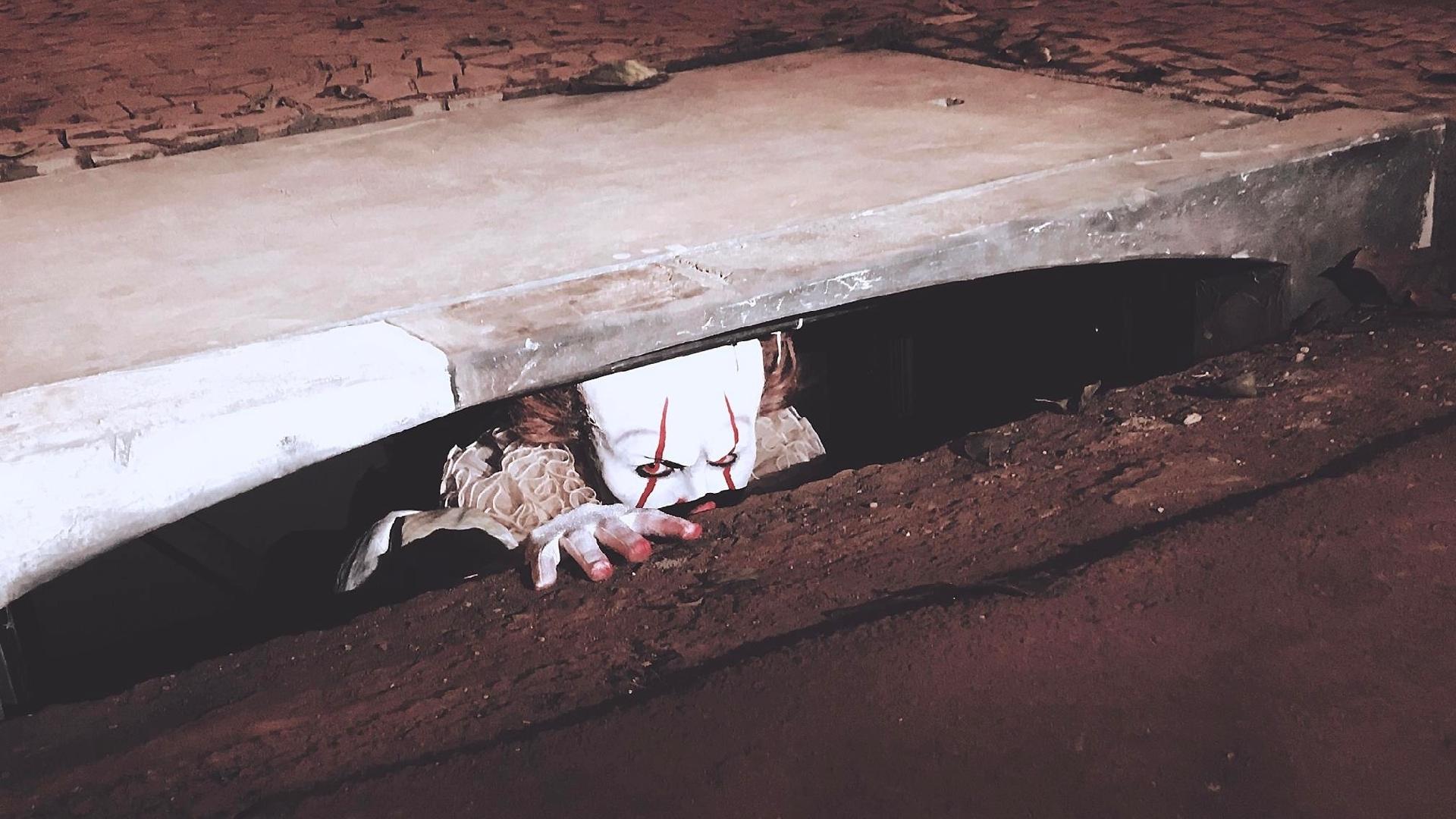 Robim Castro, como o palhaço Pennywise, sai de bueiro na pegadinha "It: A Coisa", do "Programa Silvio Santos" - Divulgação/SBT