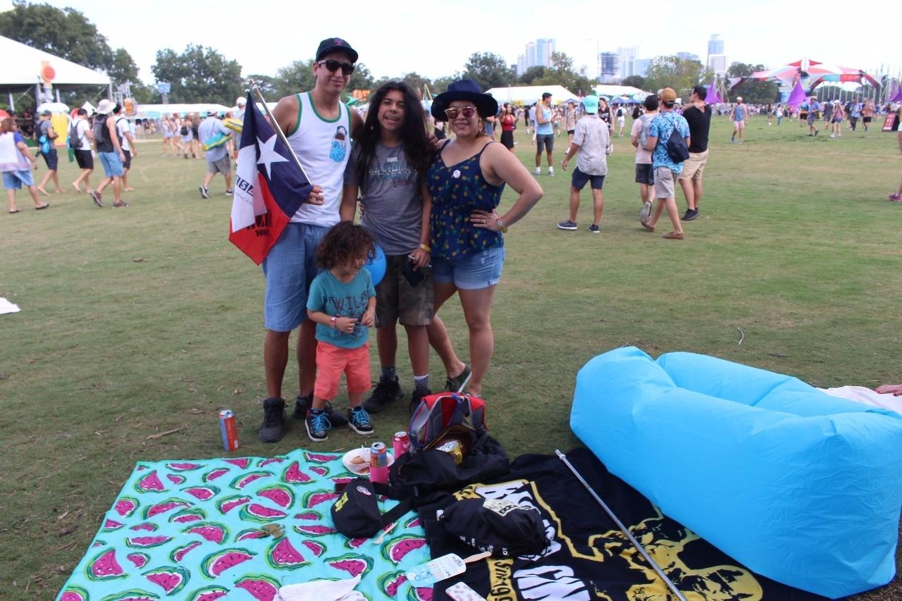 Robert, 35, e sua mulher Ileana Vasquez, trouxe os dois filhos, de 31 e 12 anos, para o festival - Felipe Branco Cruz/UOL