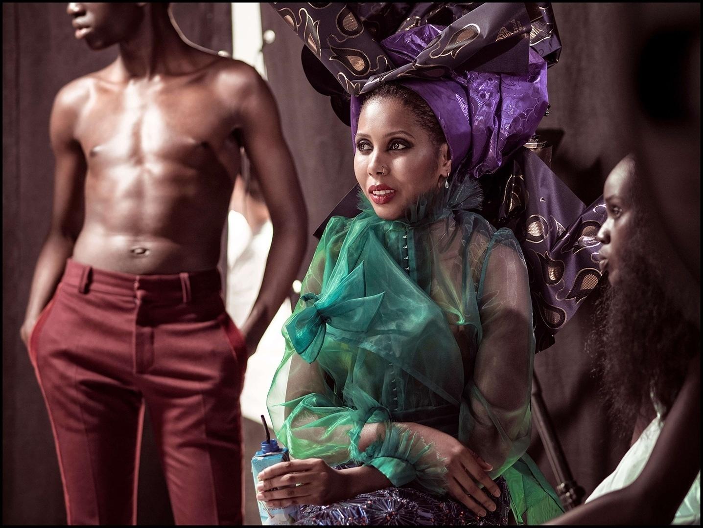 Jaha Dukureh é uma princesa do País das Maravilhas de Tim Walker para o Calendário Pirelli - Divulgação