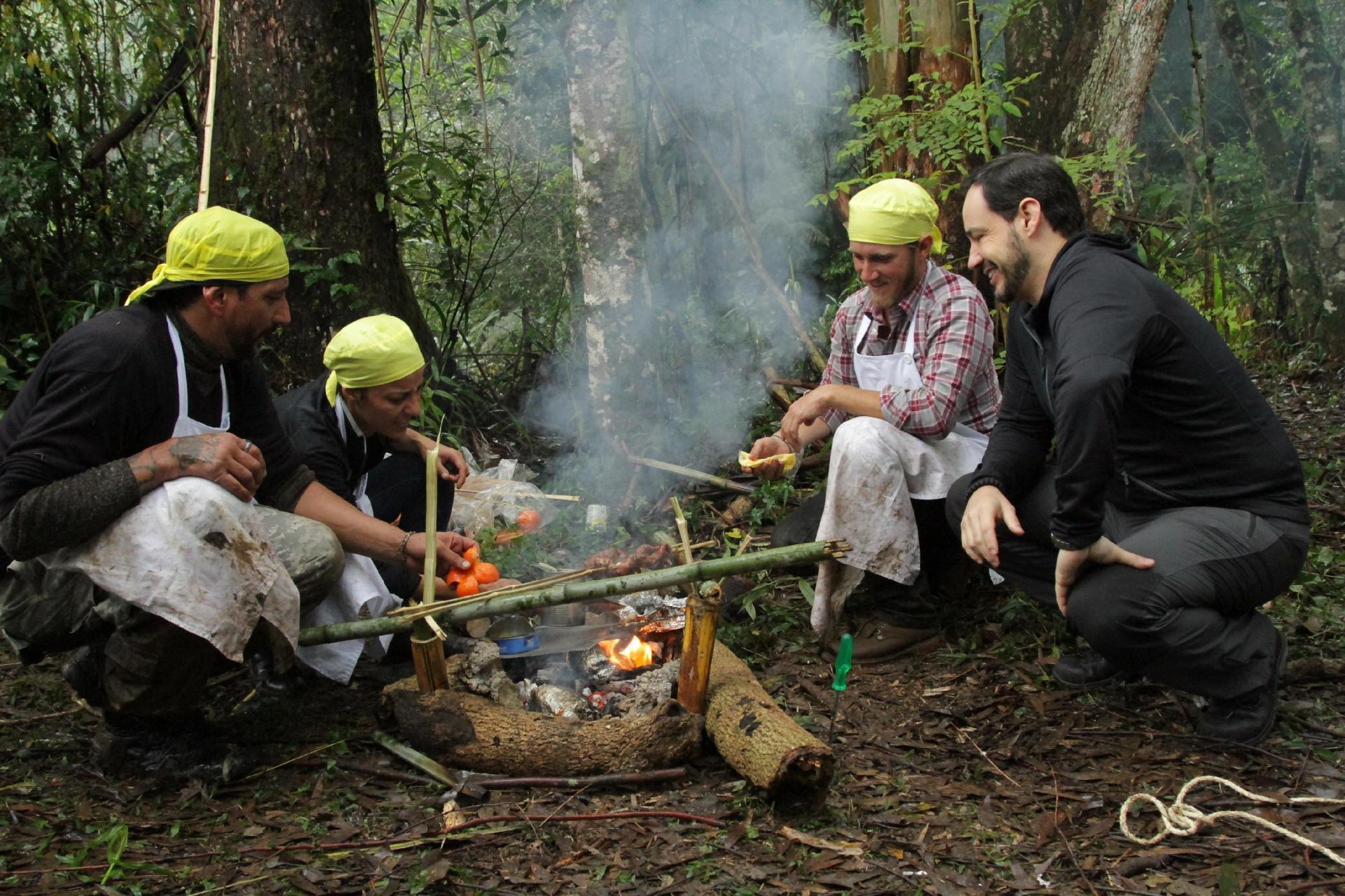 Participantes do "BBQ Brasil", competição do SBT, trocam churrasqueira por fogueira em prova na selva - Gabriel Gabe/SBT