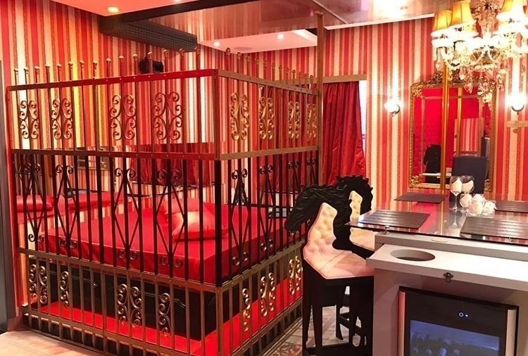 SÃO PAULO:  Suíte Moulin Rouge, no motel Swing, onde os preços vão R$ 99,00 a R$ 699,00 - Divulgação