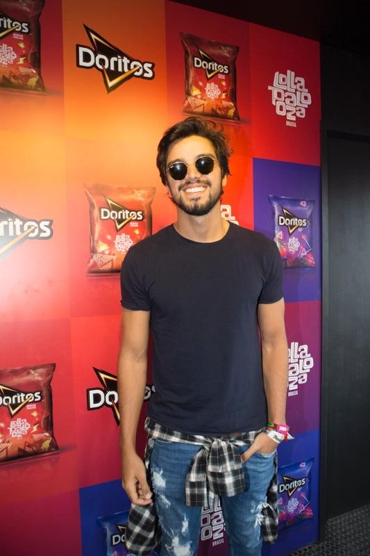 Sorridente, Rodrigo Simas vai ao último dia do festival Lollapalooza, em São Paulo - Felipe Panfili/Divulgação