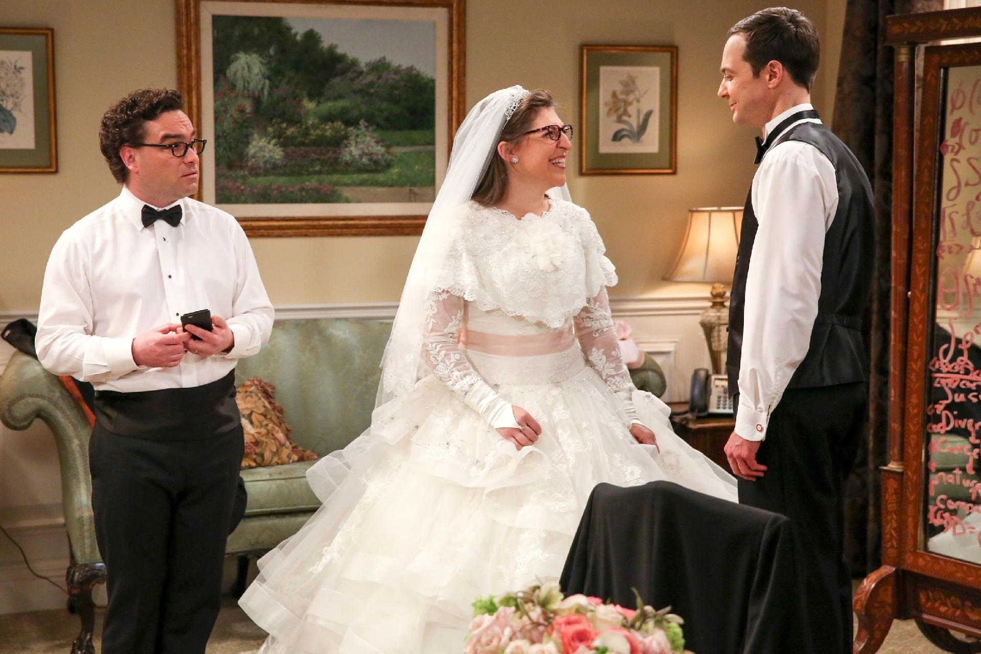 Leonard (Johnny Galecki), Amy (Mayim Bialik) e Sheldon (Jim Parsons) aparecem prontos para casamento em cena de "The Big Bang Theory" - Divulgação