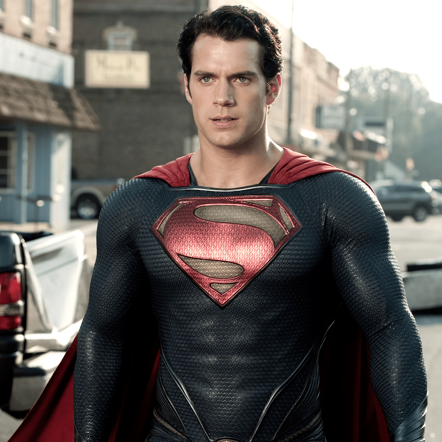 Henry Cavill, o Superman, surge com visual diferente para novo filme