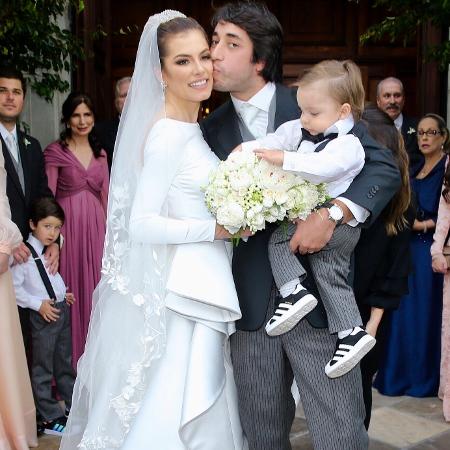 Julio brinca com o buquê da mãe, Bruna Hamú - Manuela Scarpa/Brazil News - Manuela Scarpa/Brazil News