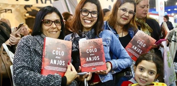 Fãs de Leo Chaves tietaram cantor na Bienal - Iwi Onodera/UOL - Iwi Onodera/UOL