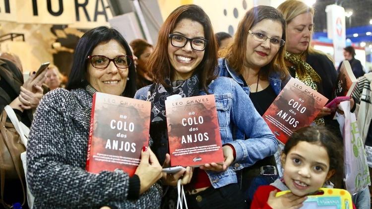 Fãs de Leo Chaves tietaram cantor na Bienal - Iwi Onodera/UOL - Iwi Onodera/UOL
