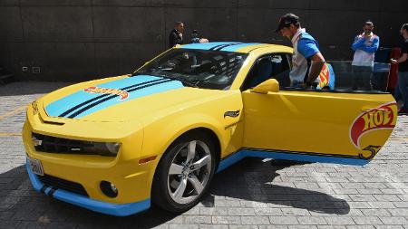 Rolê aleatório: Ronaldinho Gaúcho ganha Aston Martin de sheik