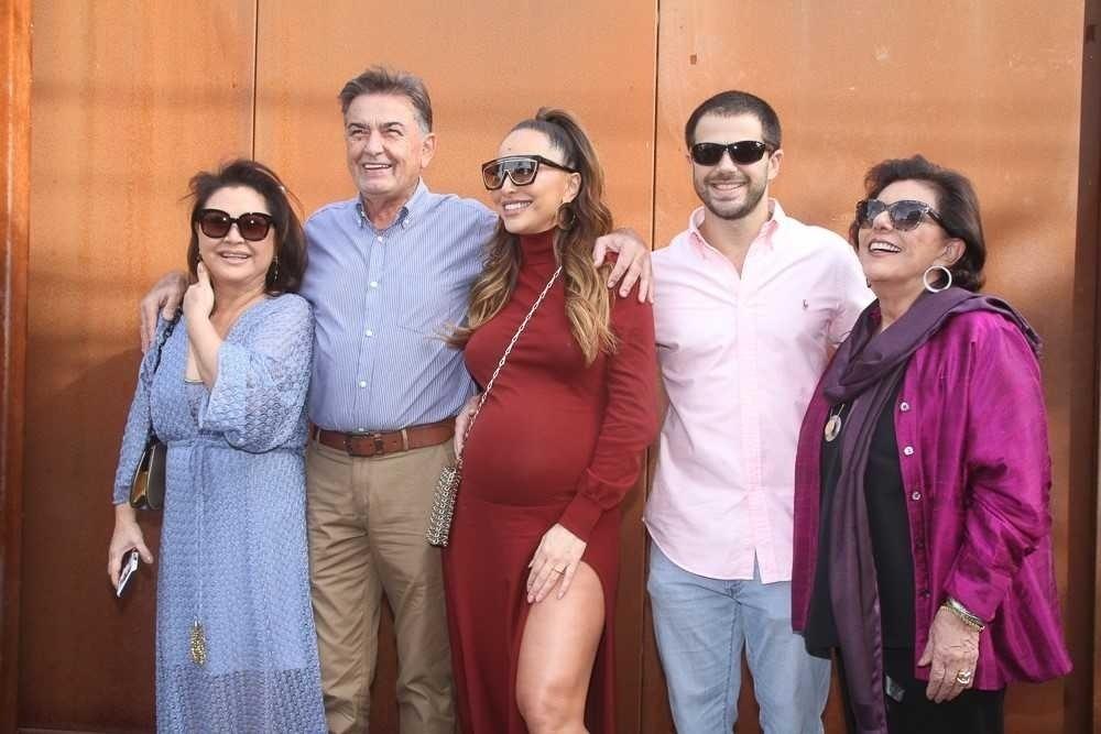 Sabrina Sato e Duda Nagle posam com os pais dela, Kika e Omar, e a mãe dele, Leda Nagle, no chá de bebê da filha do casal - Amauri Nehn/Brazil News