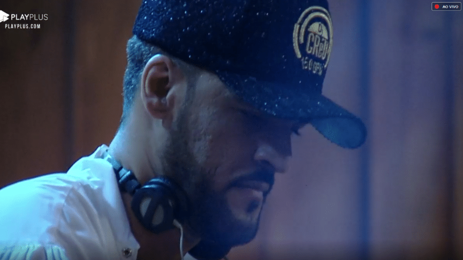 MC Créu faz DJ set na festa pirata em "A Fazenda 10" - Reprodução/Play Plus