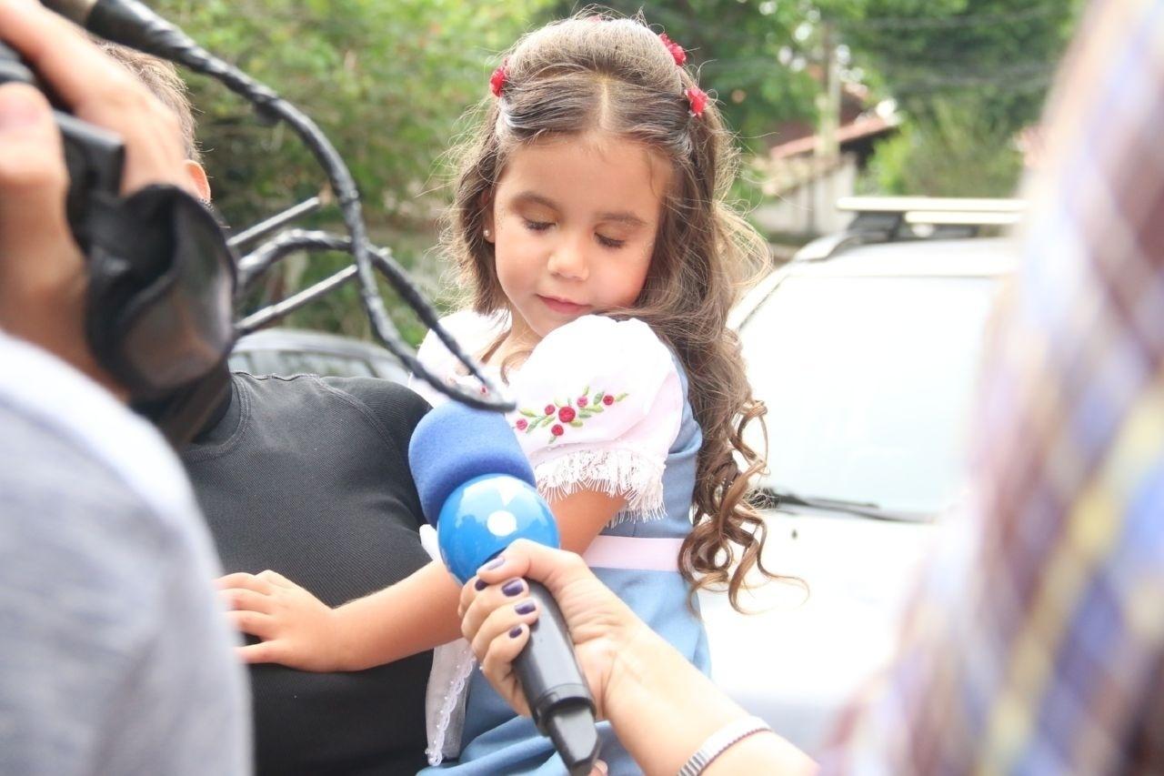 Maria Flor, filha de Deborah Secco, é abordada por reportagem em frente ao local da festa de seu aniversário de 3 anos - Daniel Pinheiro/AgNews