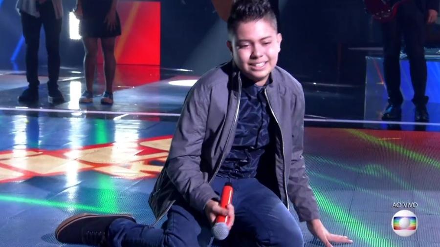 Nicolas Gabriel se emociona no palco do "The Voice Kids" - Reprodução/Globo