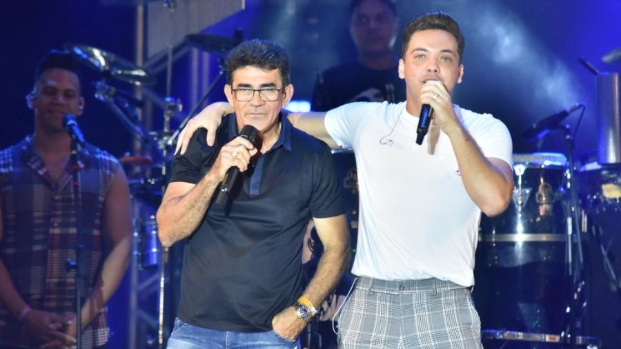 Wesley Safadão recebe Cizinato Diniz, pai do cantor Gabriel Diniz, no palco do São João da Capitá, no Recife - Felipe Souto Maior/AgNews