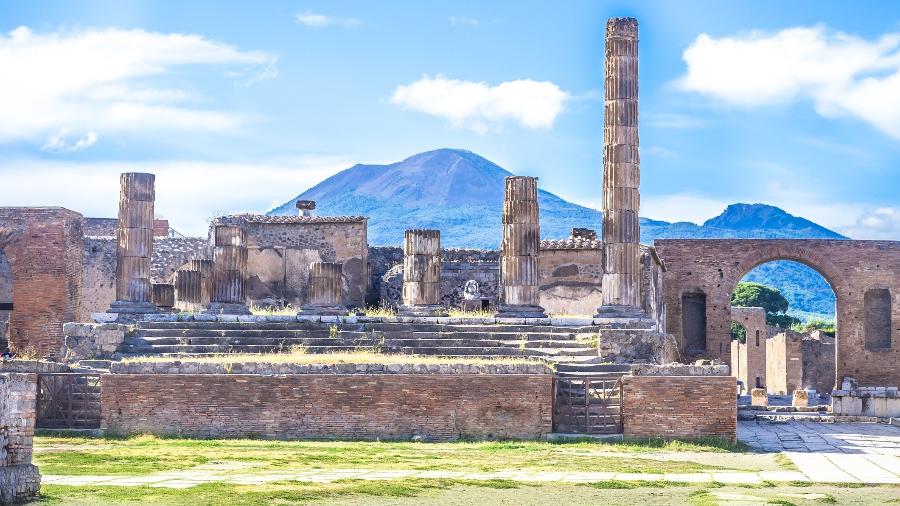 Pompeia foi devastada pelo vulcão Vesúvio (no fundo da foto) no ano de 79 d.C. - MaRabelo/Getty Images/iStockphoto