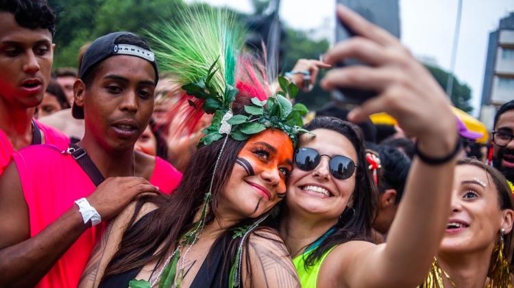 Alessandra Negrini posa para fotos no Acadêmicos do Baixo Augusta